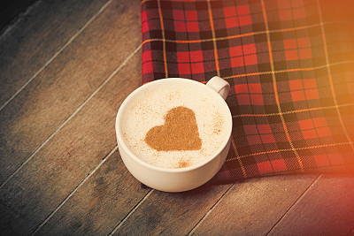 在美妙的棕色木制背景上，一杯咖啡和桌布的照片图片下载