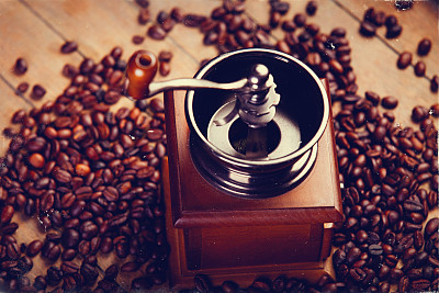 咖啡研磨机和烘焙咖啡豆照片图片下载