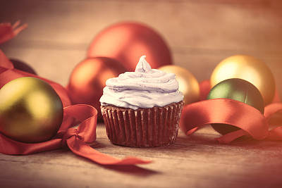 美味的纸杯蛋糕和圣诞装饰的照片在美妙的木制棕色背景图片下载