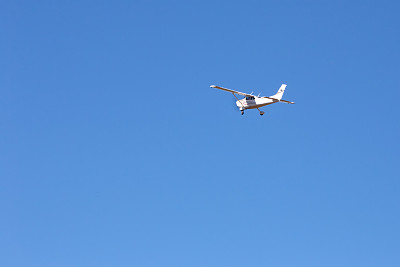 小飞机在晴朗的蓝天图片下载