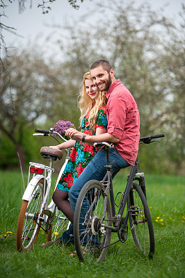 一对骑着自行车的相爱的年轻夫妇图片下载