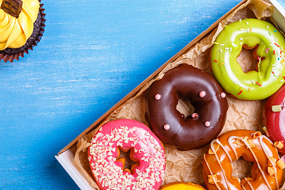 甜甜圈和糖衣。釉面甜甜圈交付盒。素材图片