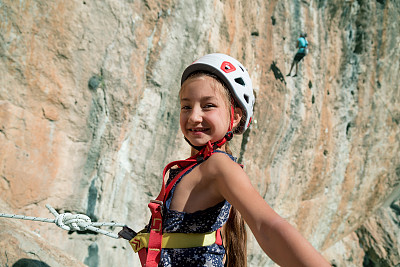 小攀岩者在手机相机上自拍图片下载