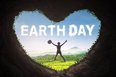 洞穴里的女人和地球日的短信图片下载