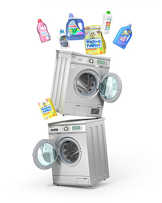 清洗的概念。洗涤剂瓶子和洗衣粉靠近洗衣机和烘干机的白色背景。三维演示图片下载