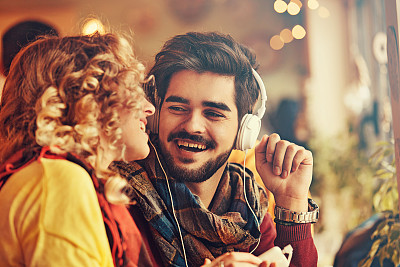 餐厅里的幸福夫妻图片下载