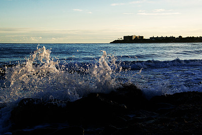 海浪拍打着多岩石的海岸线图片下载