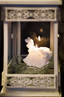 明亮的灯笼和蜡烛在维尔纽斯圣诞市场图片下载