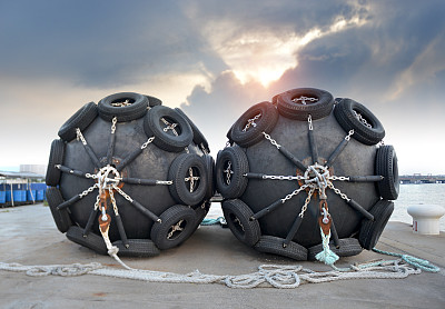 大船舶保护橡胶浮筒。图片下载