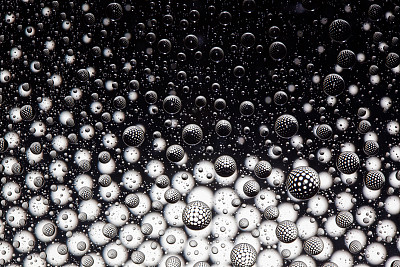 透过玻璃杯上的水滴形成的抽象线条图片下载