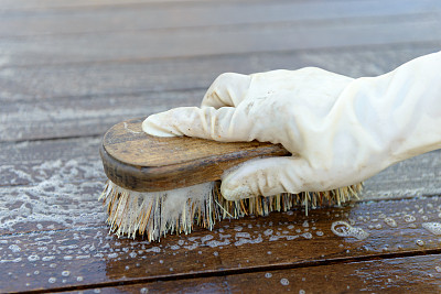 用硬刷子擦桌子图片下载
