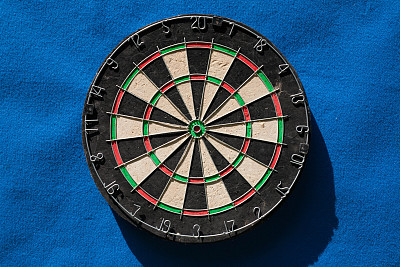 飞镖板孤立在蓝色背景图片下载