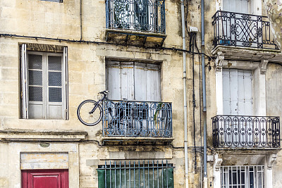 典型的老房子立面，带有传统老房子的阳台素材图片