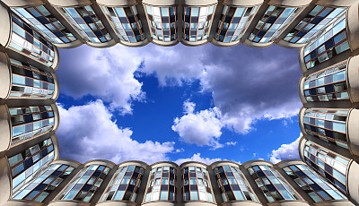 仰望被现代摩天大楼包围的天空图片下载