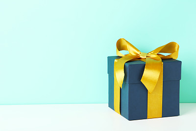 白色木桌上有丝带的礼盒素材图片