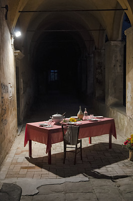 修道院内的餐桌图片下载