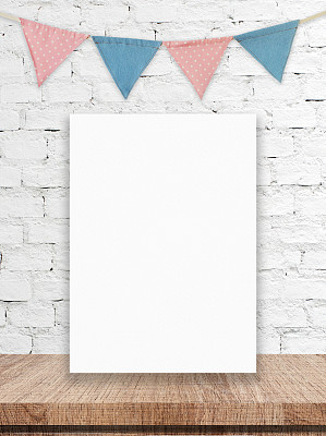 空白白板和小旗帜挂在白色砖墙背景，文本复制空间图片下载