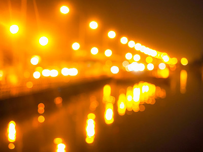 色彩丰富的背景与散焦灯与灯柱，道路和运河在泰国图片下载