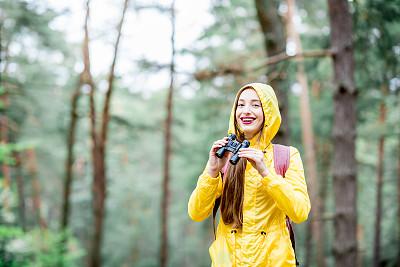 在森林里徒步旅行的女人图片下载