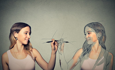 迷人的年轻女子正在画自己的素描图片下载