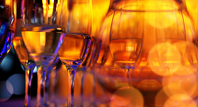 琥珀色背景下的酒杯图片下载