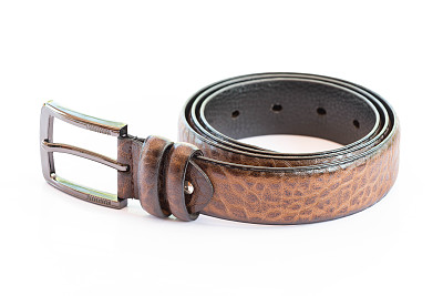 一条棕色皮带孤立在白色背景上。图片下载