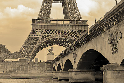 当法国大选成为头条新闻时，埃菲尔铁塔仍然像以往一样受到游客的欢迎，法国巴黎。乌贼过滤器图片下载