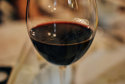 酒杯里的红酒图片下载