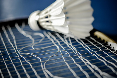 羽毛球拍和羽毛球羽毛球旋塞的特写图片下载