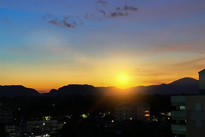日落在天空和云，美丽多彩的黄昏时间与山剪影图片下载