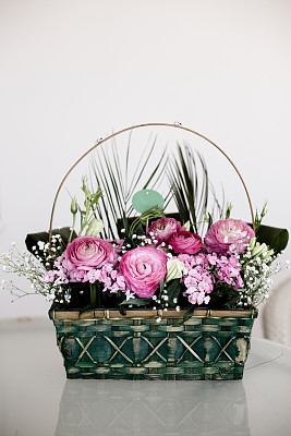 花篮内插花，有毛茛和小粉红图片下载