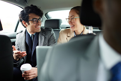 商务人士在汽车后座聊天图片下载
