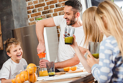 人类制作橙汁图片下载