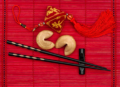 黑筷子红竹席中国新年装饰品图片下载