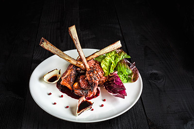 美食主菜:烤羊排图片下载