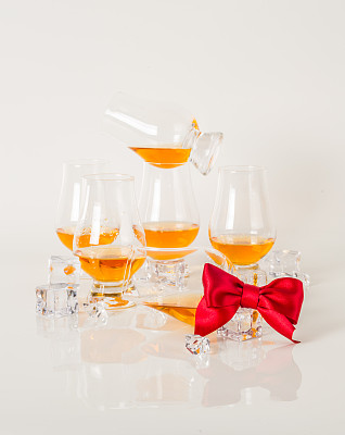 一套单一麦芽品尝杯，单一麦芽威士忌在一个玻璃杯，白色背景图片下载