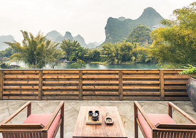 阳台上有藤椅和茶具图片下载