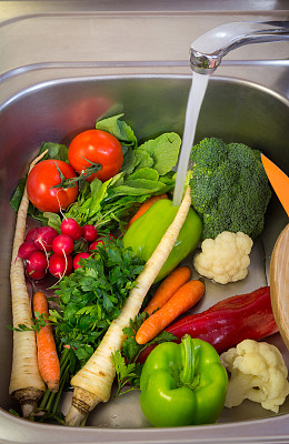 在水槽中清洗新鲜的时令蔬菜图片下载