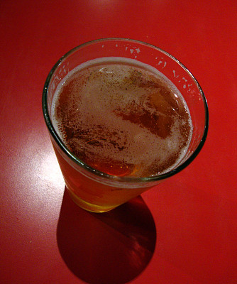 透明玻璃杯里的冰啤酒(特写照片)图片下载