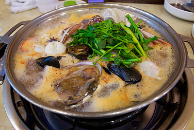 辣海鲜炖汤是韩国最著名的传统食物之一，里面有不同种类的海鲜，虾、鱿鱼、蛤、章鱼、鱼、牡蛎、豆芽、蔬菜。图片下载