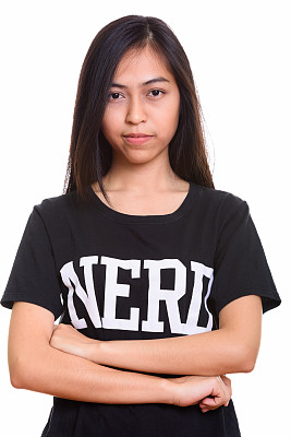 这是一个年轻的亚洲书呆子女孩抱着双臂的照片图片下载