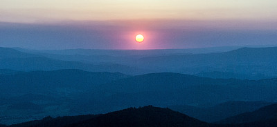 捷克共和国耶塞尼克山的日落图片下载