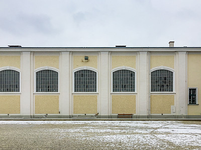 带有拱形玻璃窗的建筑物图片下载