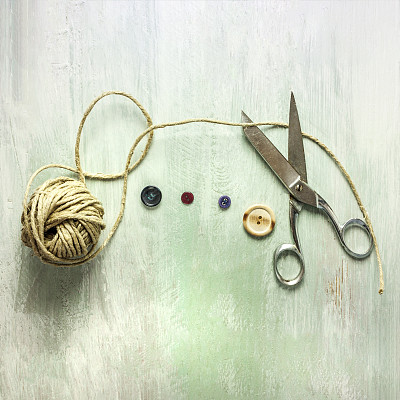 老式剪刀，一卷麻线和纽扣，带有拷贝空间图片下载