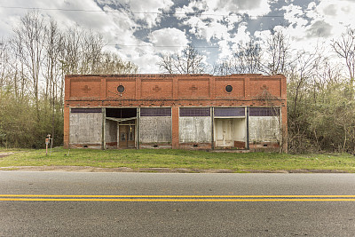 路边弃置的建筑物图片下载