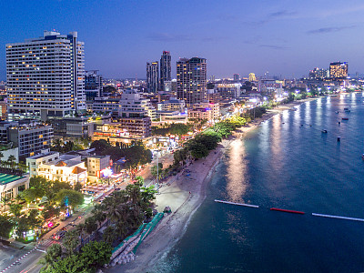 从空中俯瞰芭堤雅的暮色天际线，芭堤雅市，春武里，泰国。图片下载