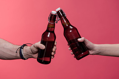 部分视图的夫妇叮当瓶图片下载