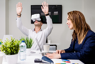 戴VR眼镜的男人和女人图片下载