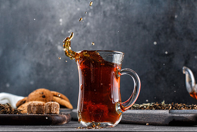 一顶洒满浪花的茶图片下载