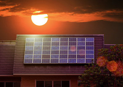 屋顶上的绿色太阳能电池板图片下载